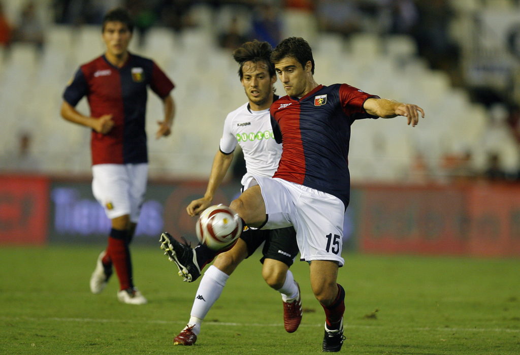 Valencia's forward David Villa (L) fight
