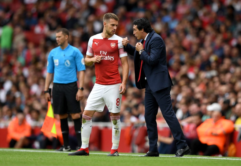 Unai Emery gives instructions to Aaron Ramsey during an Arsenal game