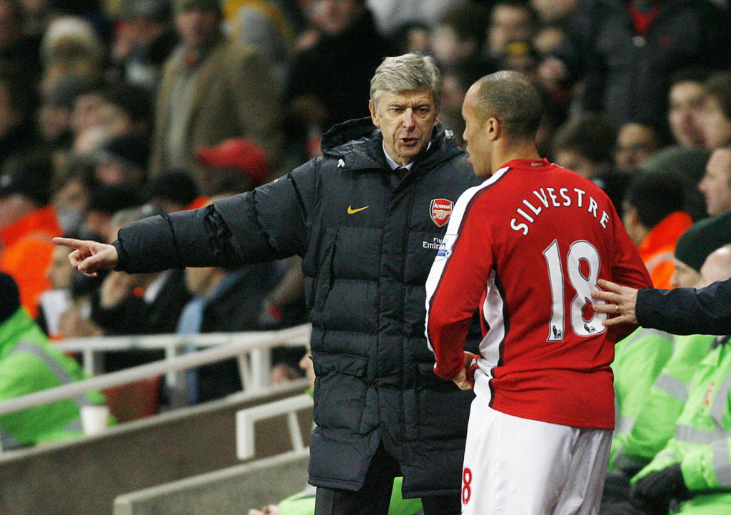 Arsenal manager Arsene Wenger (L) sends
