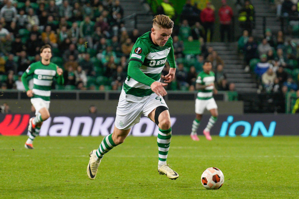 Viktor Gyokeres of Sporting CP (C) in action during the UEFA