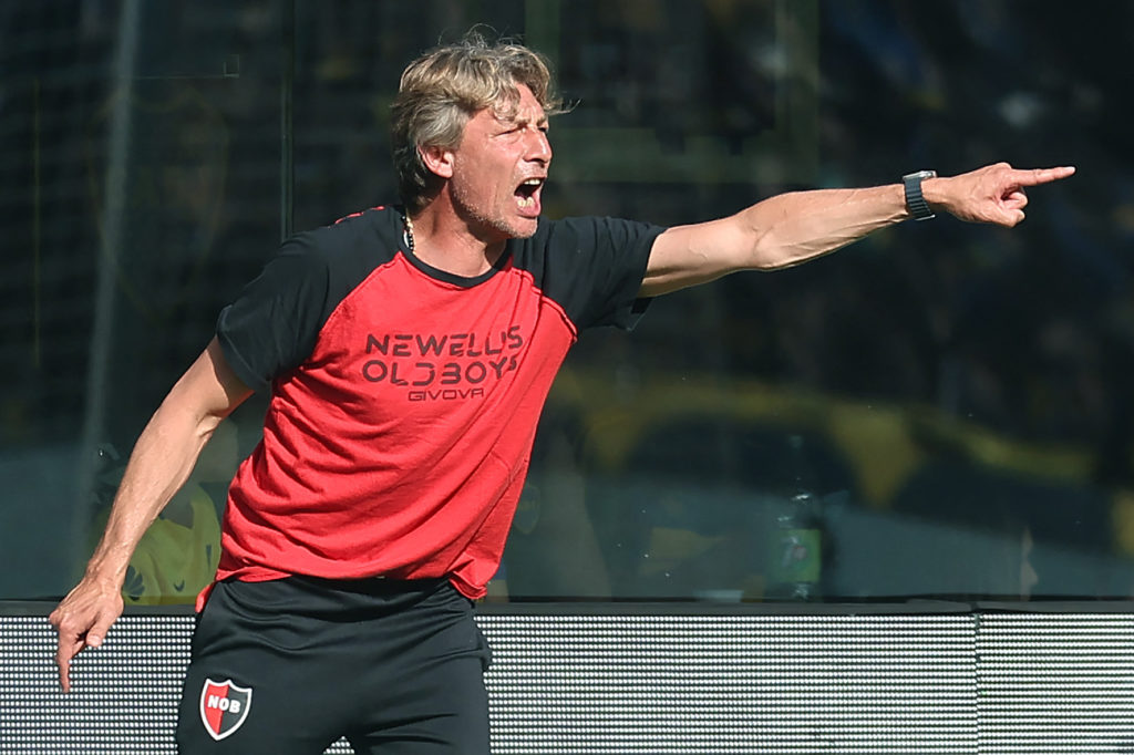 Gabriel Heinze gestures during Newell's Old Boys' clash with Boca Juniors.