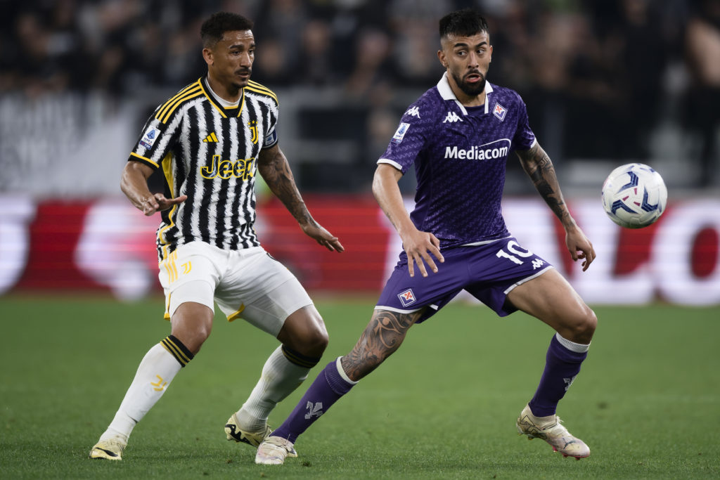 Nicolas Gonzalez (R) of ACF Fiorentina competes for the ball