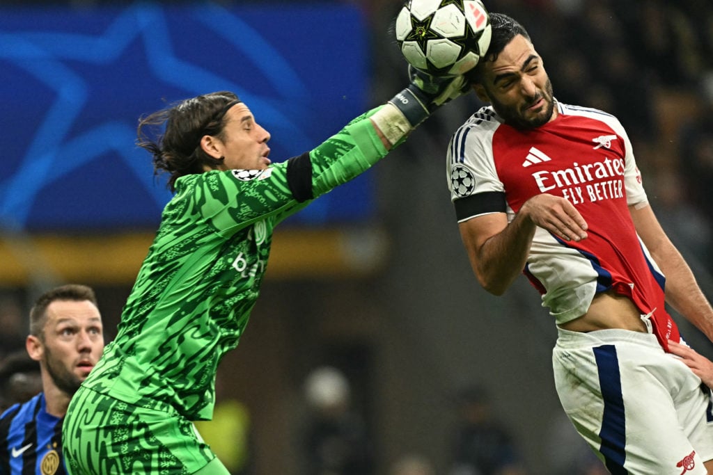 Yann Sommer tries to punch the ball as Mikel Merino attempts a head during Inter Milan vs Arsenal