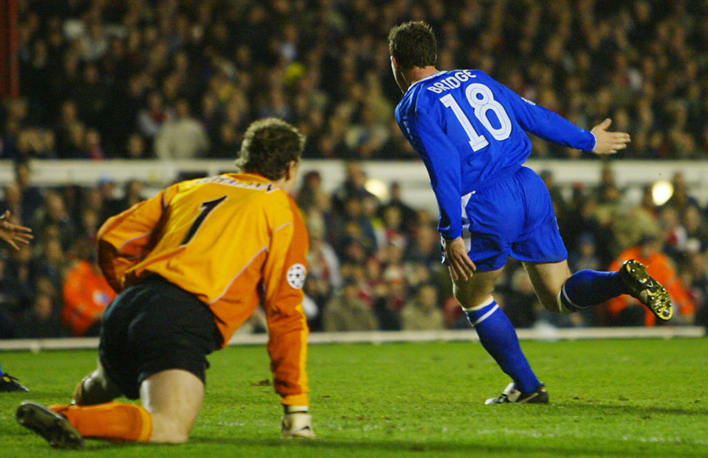 Chelsea's Wayne Bridge (R) runs past Ars