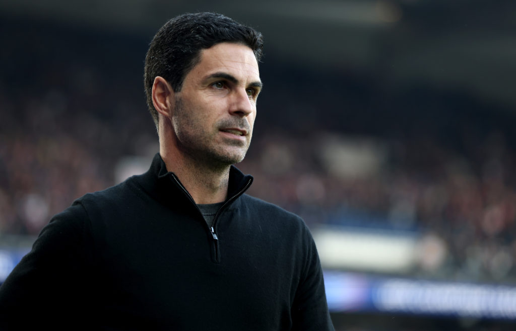 Mikel Arteta looks on during PSG vs Arsenal