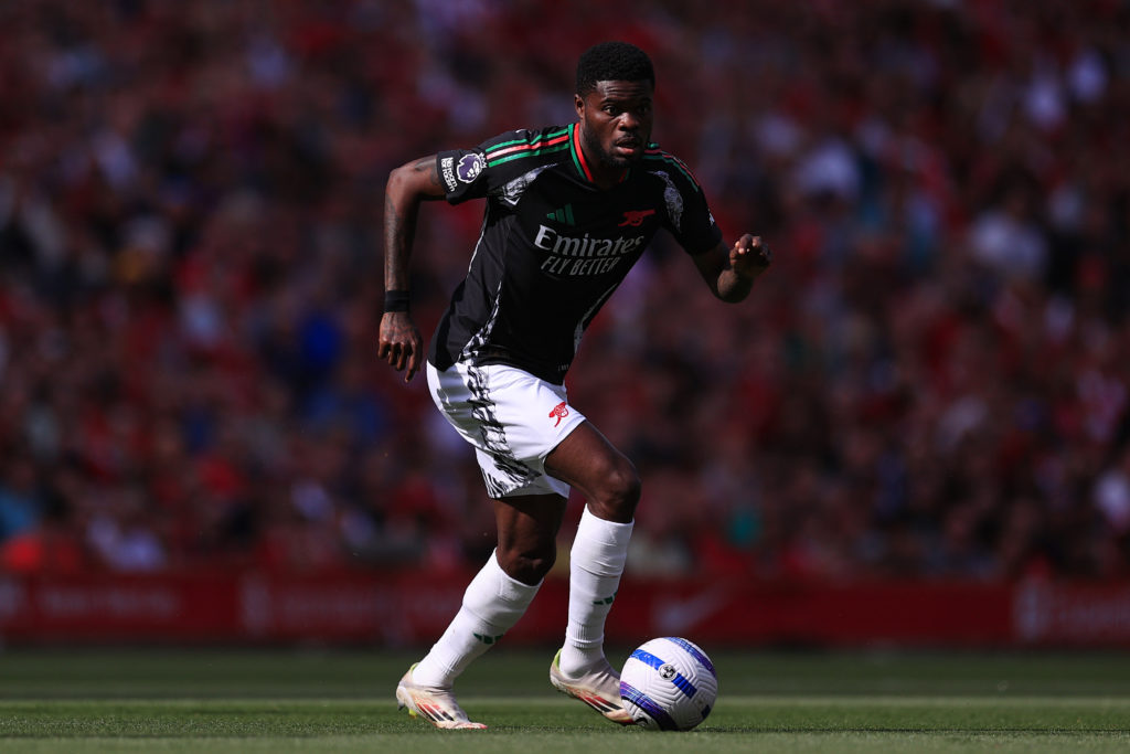 Thomas Partey dribbles with the ball during Liverpool vs Arsenal