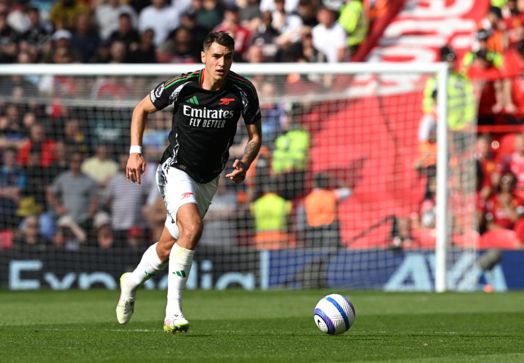 Jakub Kiwior dribbling with the ball in Liverpool v Arsenal in the Premier League