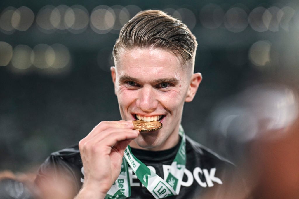 Viktor Gyokeres celebrates with the Liga Portugal medal after Sporting CP beat Vitoria