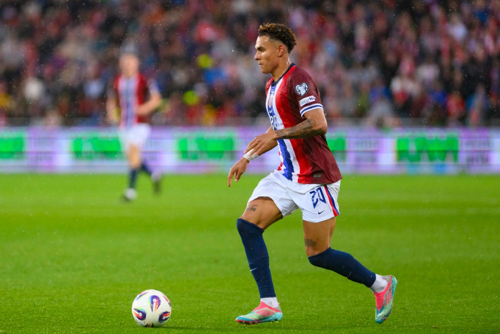 Antonio Nusa runs with the ball during Norway's game against Italy.