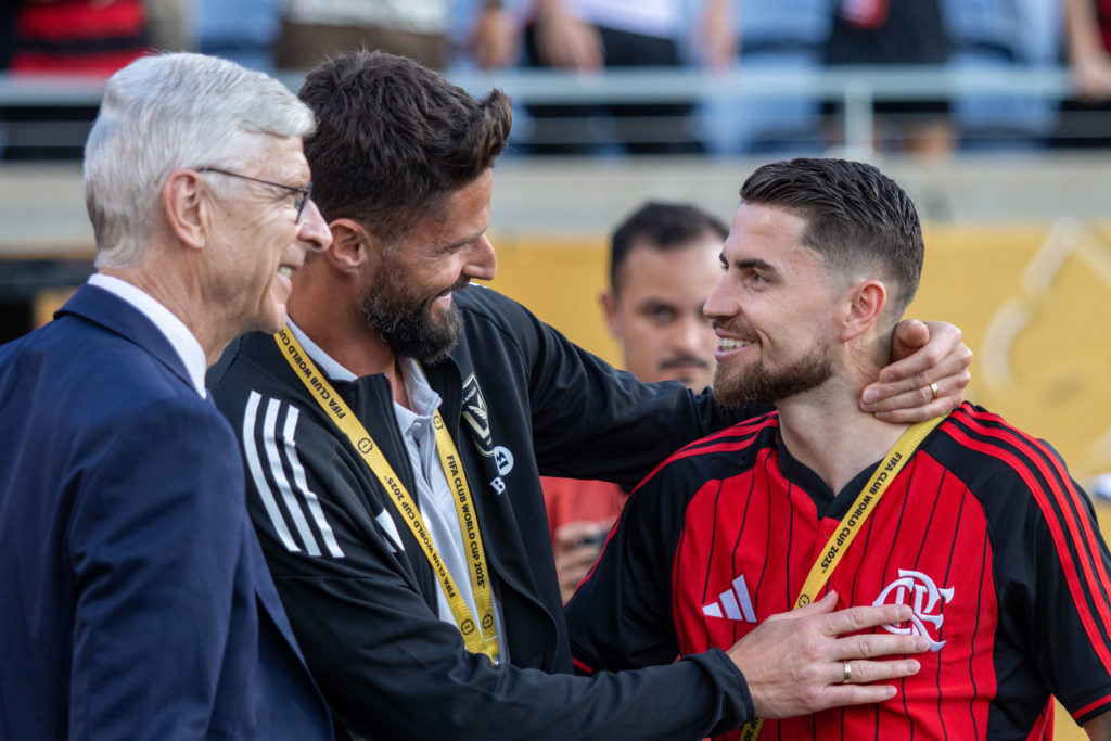 Arsene Wenger meets Olivier Giroud and Jorginho during a Club World Cup match