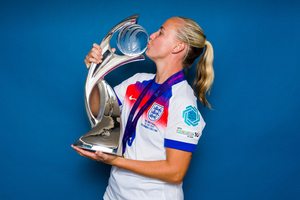 Beth Mead kisses the Euro 2025 trophy after winning the competition with England.