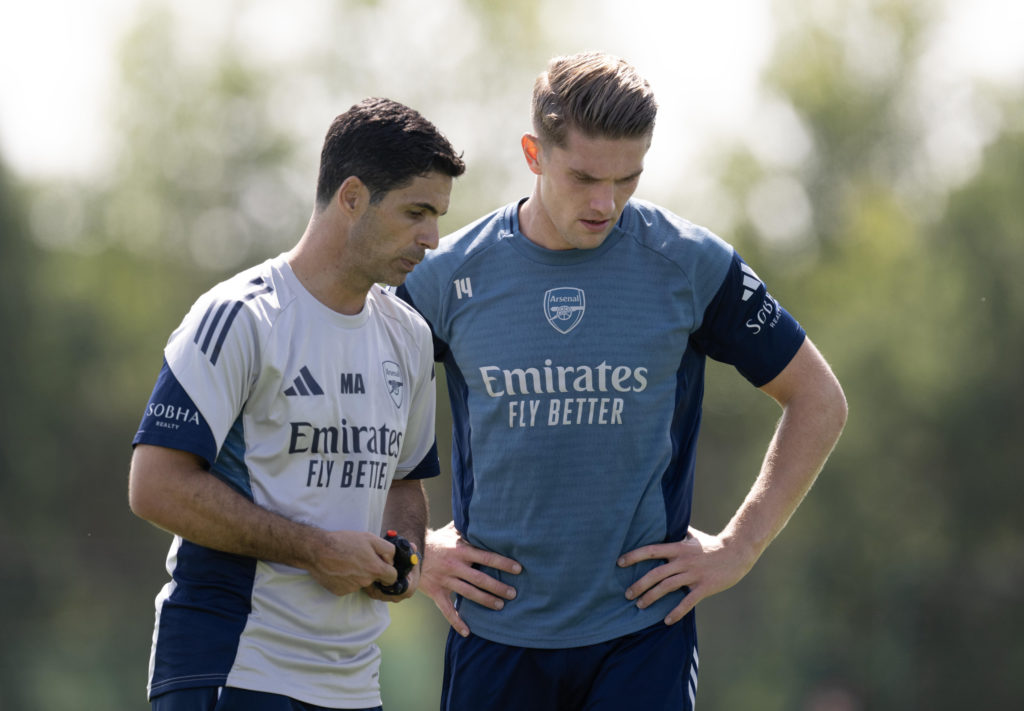 Mikel Arteta speaks to Viktor Gyokeres during an Arsenal Training Session