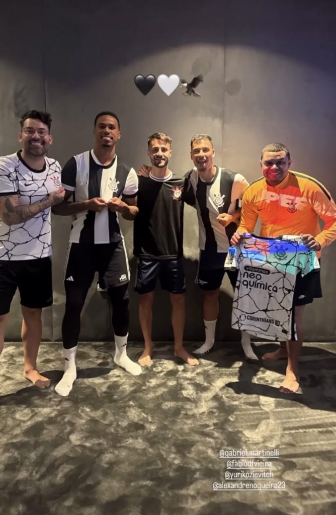 Arsenal players Gabriel Magalhaes, Gabriel Martinelli and Fabio Vieira show their support for Corinthians.