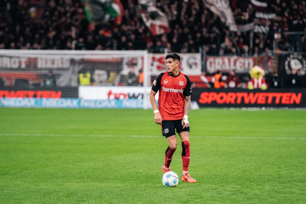 Piero Hincapie looks forward with the ball during Bayer 04 Leverkusen v Sport-Club Freiburg