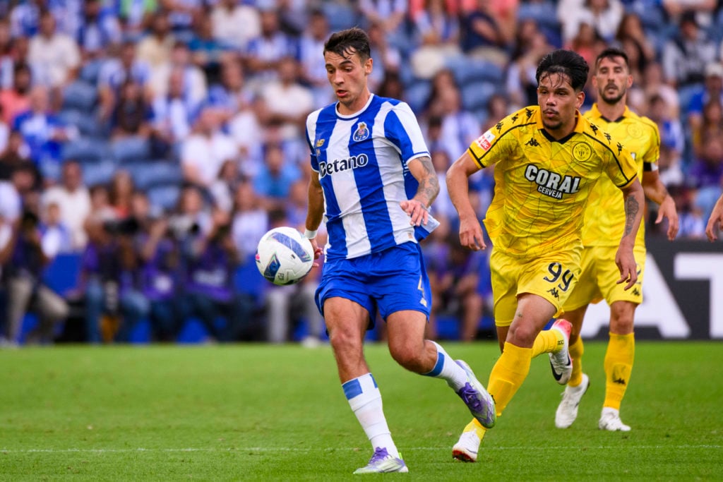Jakub Kiwior controls the ball during Porto vs Nacional