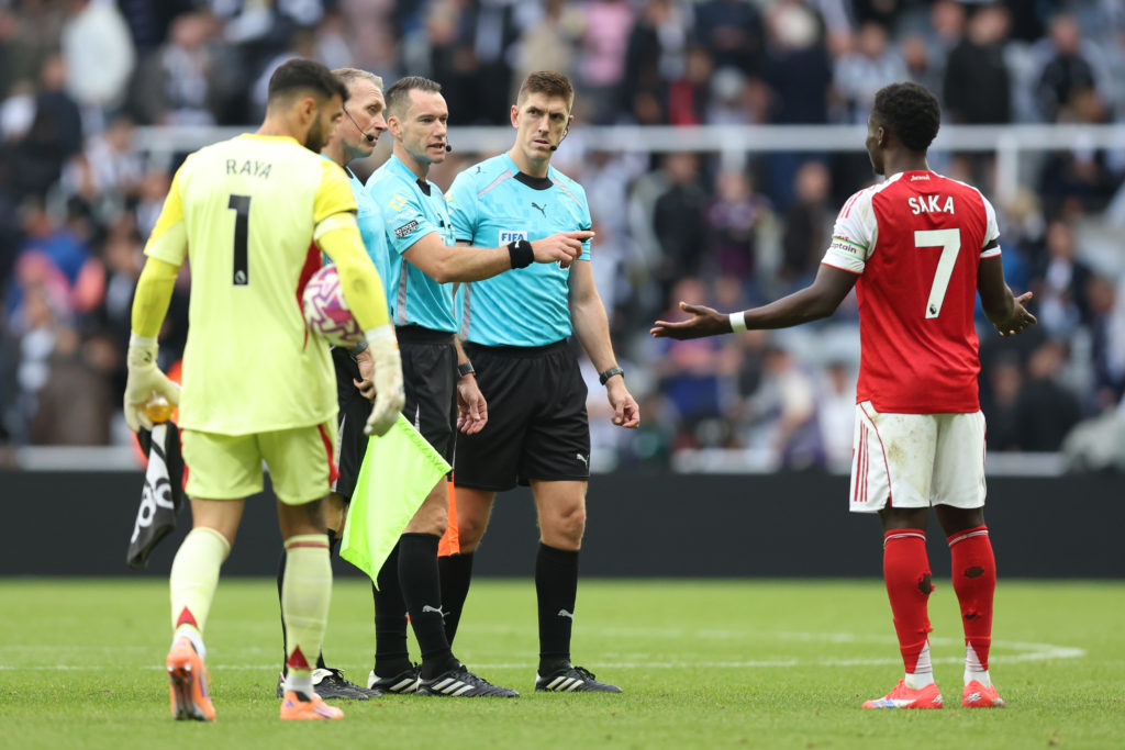 Bukayo Saka complains about a decision to a referee during an Arsenal game