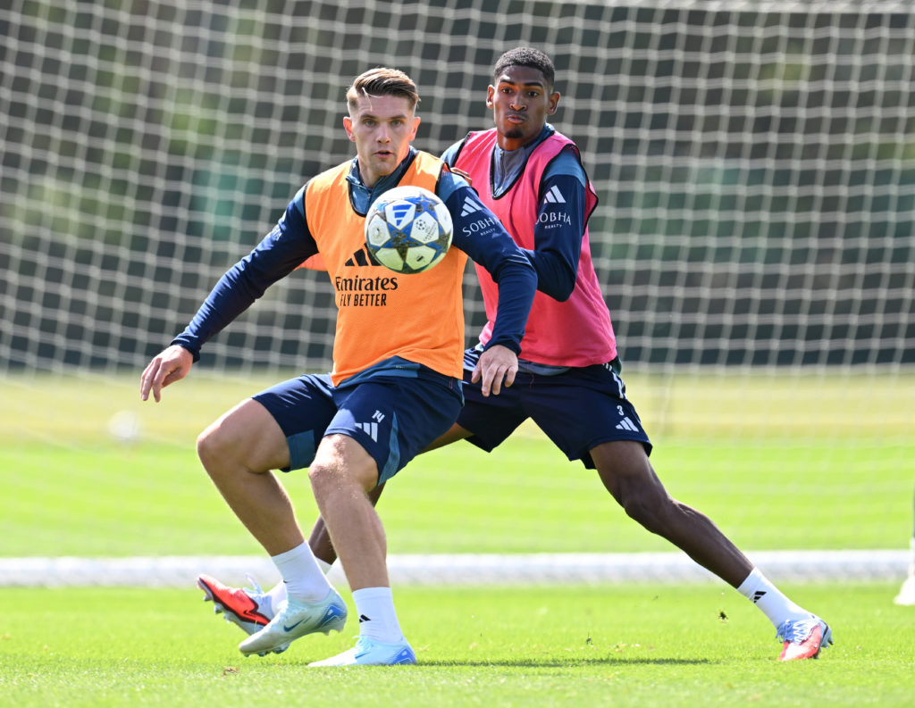 Viktor Gyokeres and Cristhian Mosquera fight for the ball in Arsenal training