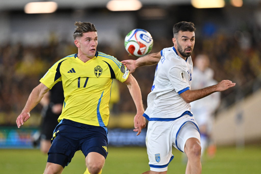 Sweden's forward #17 Viktor Gyokeres (L) and Kosovo's defender #02 Kreshnik Hajrizi vie for the ball during the 2026 World Cup qualifying group B football match between Sweden and Kosovo.