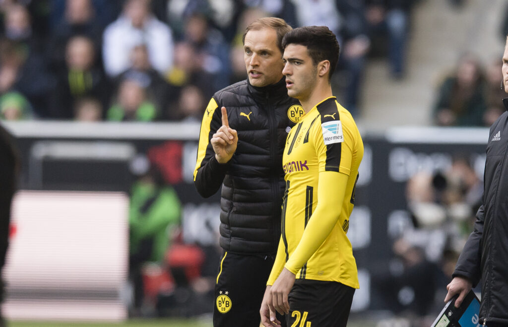 Thomas Tuchel giving instructions to Mikel Merino during a Borussia Dortmund game