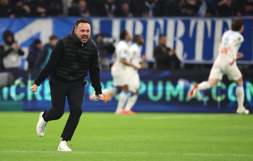 Roberto De Zerbi celebrates on the pitch after Ethan Nwaneri's goal for Marseille against Lens