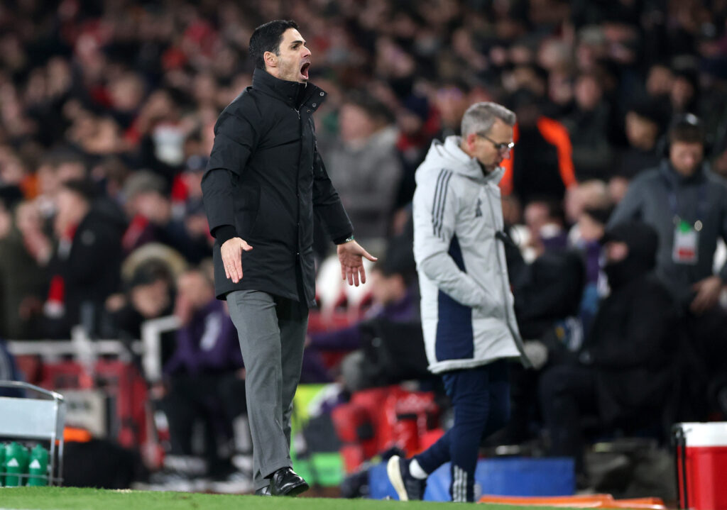 Mikel Arteta looking frustrated on the touchline during Arsenal vs Manchester United