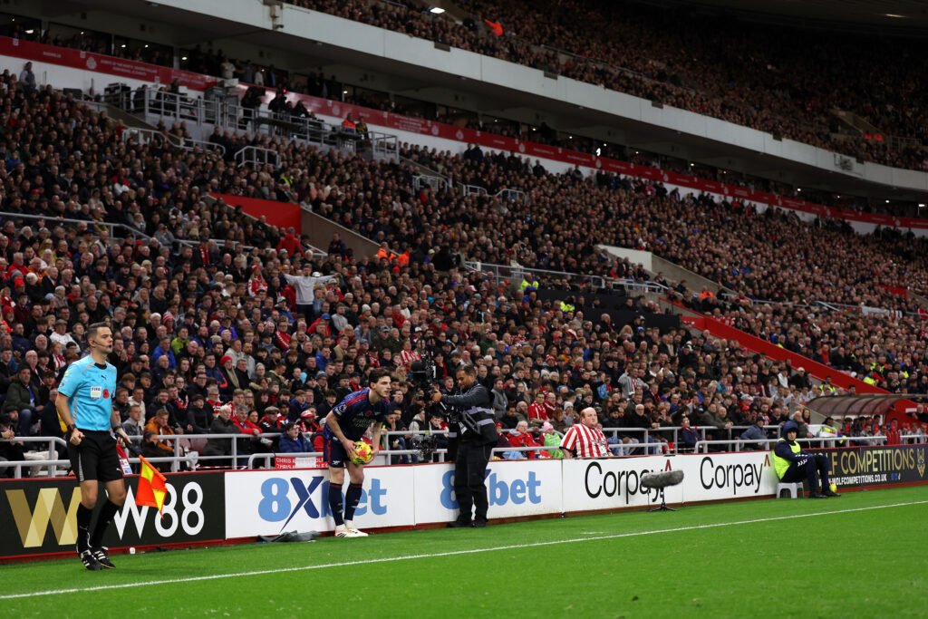 Declan Rice prepares to take a long throw during Sunderland vs Arsenal