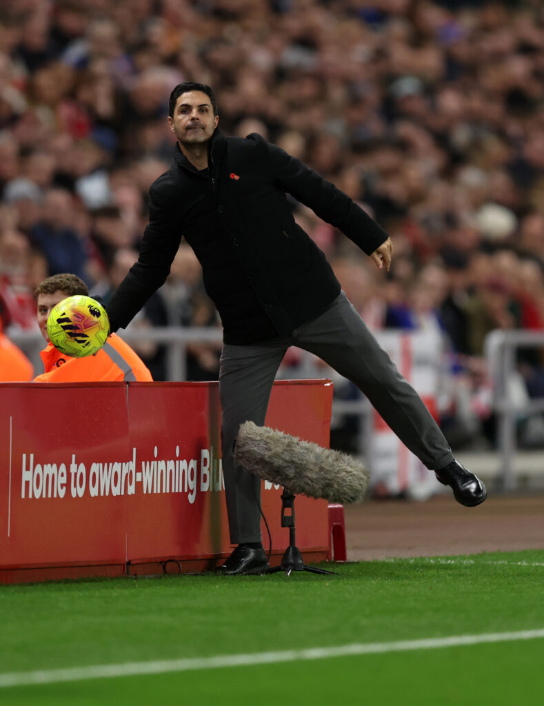 Mikel Arteta throws the ball back during Sunderland vs Arsenal