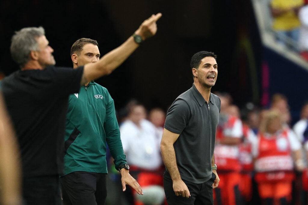 Luiis Enrique and Mikel Arteta shout instructions to their players during the Champions League final between PSG and Arsenal